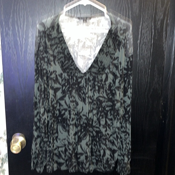 Green & black women’s blouse V-neck smocking on sleeve around the V neck - Picture 4 of 6
